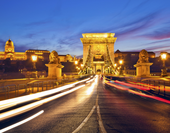 budapest-chain-bridge-night-lights