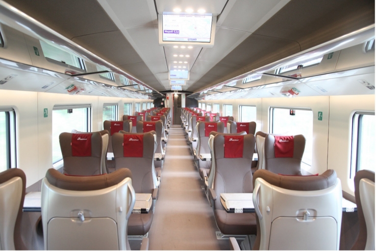 Le Frecce train interiors