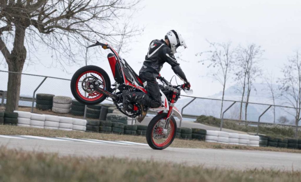 Rieju MRT Trophy stoppie