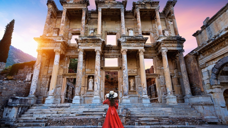 turkey-ephesus-ancient-city-woman